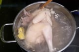 5 ‘thủ phạm’ khiến gà luộc da xám, thịt bở ăn không ngon bạn nên sửa ngay