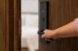 Buổi tối khi đi ngủ nên đóng cửa hay mở cửa phòng? Lý do không hề mê tín