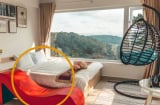 Nhà nghỉ, khách sạn tình yêu thường có một chiếc ghế 'cong' đặt cạnh giường, công dụng là gì?