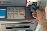 Làm gì khi bị máy ATM nuốt thẻ? Nhấn ngay nút này để máy nhả thẻ