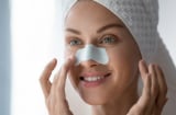 Mẹo dùng miếng dán mũi để loại bỏ mụn đầu đen, làm thông thoáng lỗ chân lông trên mũi