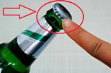 Nắp chai có 1 điểm nhỏ, dễ tìm, nhấn vào mấy giây là bật nắp, không cần dùng dụng cụ mở