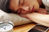Nguy hiểm rình rập khi bạn ngủ cạnh điện thoại: 2 lưu ý cần nhớ nếu vẫn muốn tiếp tục