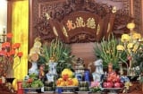 Vì sao mỗi lần thắp hương, người giàu thường đặt bình hoa bên trái thay vì bên phải?