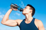 4 sai lầm khi uống nước khiến tuổi thọ của nam giới bị rút ngắn, hãy tránh xa