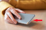Vì sao khi đặt điện thoại lên bàn nên úp màn hình xuống: Biết lý do rồi không ai muốn làm ngược lại