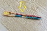 Lấy 2 chiếc bàn chải cũ buộc vào nhau, giải quyết rắc rối nhà nào cũng gặp phải