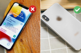 Vì sao khi không dùng điện thoại, nhất định phải đặt úp màn hình xuống mặt bàn?