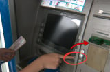 Rút tiền ở cây ATM chẳng may bị nuốt thẻ, nhấn ngay nút này máy nhả thẻ ngay, không phải chờ mở khóa