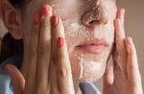 Cẩm nang cần biết để luôn tẩy da chết an toàn cho người da dầu mụn