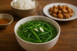 Canh rau muống: Món ăn dân dã giúp thải độc gan, bảo vệ sức khỏe cả nhà