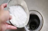 Đổ muối xuống ống thoát nước: Tác dụng kỳ diệu ai cũng nên biết