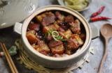 Kho thịt chỉ bỏ nước mắm và dầu ăn thôi chưa đủ: Thả thứ này thịt nhanh nhừ, thịt mềm tan, ăn nhớ mãi