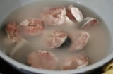 Ngâm cá trong thứ nước này, cá hết mùi tanh, thịt ngọt bổ gấp 3 lần