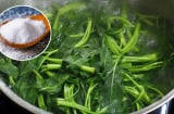 Vì sao cho muối khi luộc rau có thể giúp rau xanh hơn, không bị thâm đen?