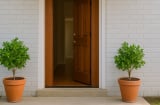 4 vật không nên để trước cửa nhà: Gây hao tài tán lộc, gia đạo bất an mà ít ai để ý