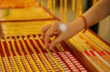 Giá vàng 5/5 neo đỉnh: Có nên mua vào lúc này hay chờ sóng điều chỉnh?