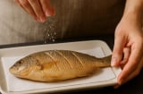 Rắc một nhúm thứ này khi rán cá, da giòn tan mà không bắn dầu