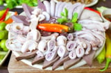 Trước khi luộc lòng: Nhúng qua thứ nước này lòng trắng tinh, giòn sần sật ăn hoài không chán