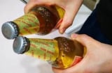 Bí mật nhỏ trong nắp chai bia: Cách mở bia dễ dàng không cần đồ khui, ai cũng làm được