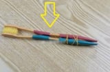 Chỉ với 2 bàn chải đánh răng cũ buộc vào nhau, giải quyết ngay rắc rối mà gia đình nào cũng gặp phải