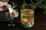 Tỏi ngâm giấm cho thêm 1 thứ vào, tỏi giòn ngon, không lo chuyển màu xanh