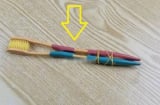 Buộc 2 bàn chải đánh răng cũ lại với nhau, mẹo nhỏ giải quyết gọn vấn đề cả triệu nhà đều gặp