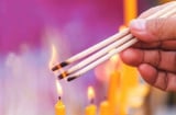 Vì sao người xưa khuyên không nên thắp hương buổi tối? Bí mật phong thủy bạn cần biết