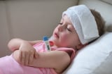 COVID-19 tái bùng phát: Bác sĩ cảnh báo nếu trẻ nhỏ có dấu hiệu này cần đi khám ngay chớ chần chừ