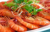 Luộc tôm ngon chuẩn: Thả ngay nắm lá này, tôm đỏ au, ngọt thịt không thể chối từ!