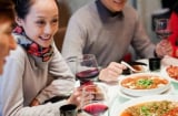 Mời người đi ăn nhớ 4 điều tuyệt đối không nên làm: Dù thân đến mấy cũng dễ mất mặt nếu quên