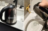 Vì sao khi nhận phòng khách sạn, phải đun sôi ấm nước đổ vào bồn cầu?