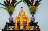 Khi thắp hương, nhà giàu thường đặt bình hoa bên trái bàn thờ – Bí quyết thông minh ai cũng nên biết