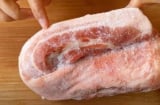 Thịt đông lạnh cứng ngắc? Dùng ngay mẹo này, rã đông nhanh và hết tanh tức thì!