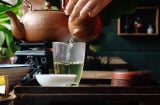 Tại sao không nên dùng nước sôi 100 độ pha trà xanh?