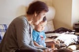 Kiểu bất hiếu mới đang lan rộng: Đau lòng hơn ăn bám cha mẹ, người trẻ lại xem nhẹ