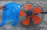 Dùng túi nilon vệ sinh quạt sạch bóng không cần tháo khung – mẹo hay ai cũng nên biết