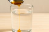 Làm sao biết mật ong thật – giả chỉ bằng 1 cốc nước? Mẹo dân gian đơn giản mà hiệu quả đến bất ngờ