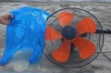 Mẹo vệ sinh quạt không cần tháo lồng, chỉ với túi nilon – Phụ nữ cũng làm gọn trong 5 phút