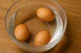 Cách chọn trứng gà ngon, không tẩy trắng, không chứa dị vật: Mẹo nhỏ từ chủ trại gà