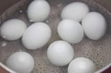 Luộc trứng vịt lộn cho thêm thứ nước này vào trứng sẽ không còn tanh và ngon hơn hẳn