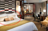 Vì sao phòng khách sạn chỉ có 1 giường nhưng lại đặt 4 chiếc gối? Sự thật ít người biết