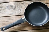 Chảo tróc hết chống dính đừng vội bỏ: Nhỏ vài giọt này, chảo cũ sáng bóng như mới, chống dính lại như ban đầu