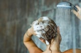 Bác sĩ cảnh báo: Một chất trong dầu gội đầu có thể gây rụng tóc, hói đầu sau những sản phẩm 'tự nhiên'