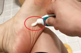 Bôi kem đánh răng vào lòng bàn chân trước khi ngủ, việc nhỏ mà lợi ích to