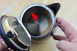 Ấm siêu tốc đóng từng tảng cặn, rửa mãi không sạch: Cho thứ này vào là hết ngay