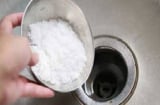 Đổ muối vào ống thoát nước: Mẹo đơn giản mang lại hiệu quả bất ngờ, ai cũng nên biết