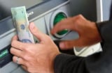 Hạn mức rút tiền thay đổi: Người dân được rút tối đa bao nhiêu tiền?