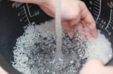 Vo gạo trực tiếp trong nồi cơm điện: Thói quen sai lầm gây hỏng nồi, ảnh hưởng sức khỏe