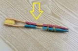 Chỉ cần 2 bàn chải đánh răng cũ buộc lại với nhau, rắc rối trong nhà bạn sẽ được giải quyết dễ dàng